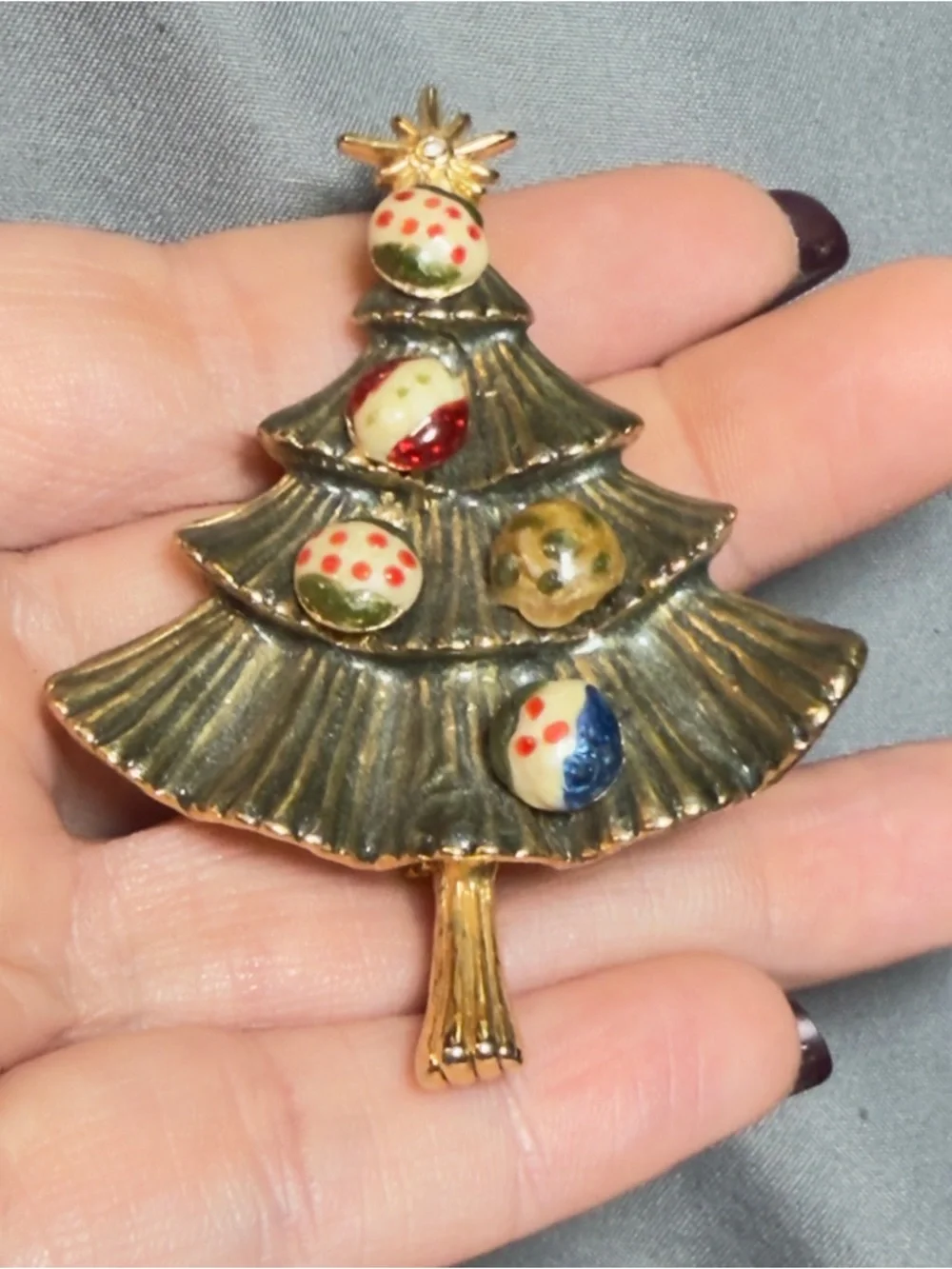 Vintage Enamel Christmas Tree Brooch Gold Tone Textured Holiday Pin 2.7
